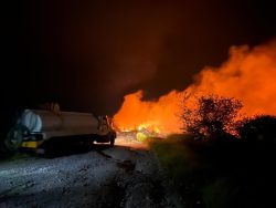 Gobierno del Estado combate incendio en Acatlán de Osorio