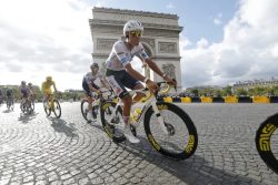 Isaac del Toro, tercer lugar en el Tour de Francia; logra histórica participación