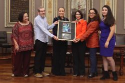 Reconocen en el Congreso del Estado a la escritora Kyra Galván