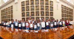 Comisión Estatal de Vivienda entrega 29 escrituras tras 20 años de espera