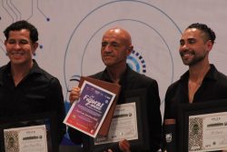 Recibe rector de UDEP distinción por trayectoria
