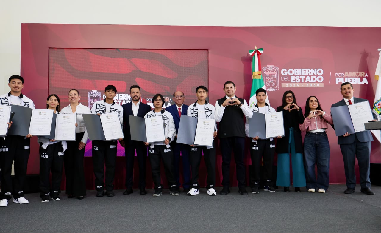 Seis campeones poblanos de kickboxing brillan con el respaldo del gobierno estatal