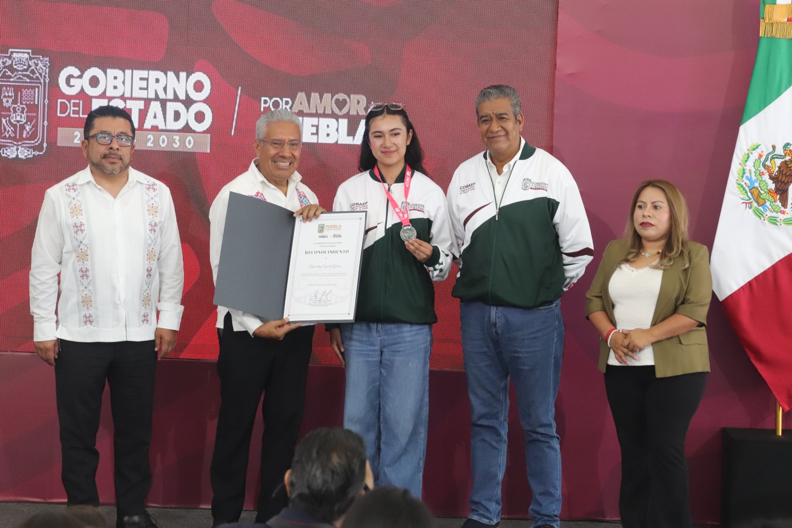 Talento poblano trasciende fronteras con medalla internacional en Londres