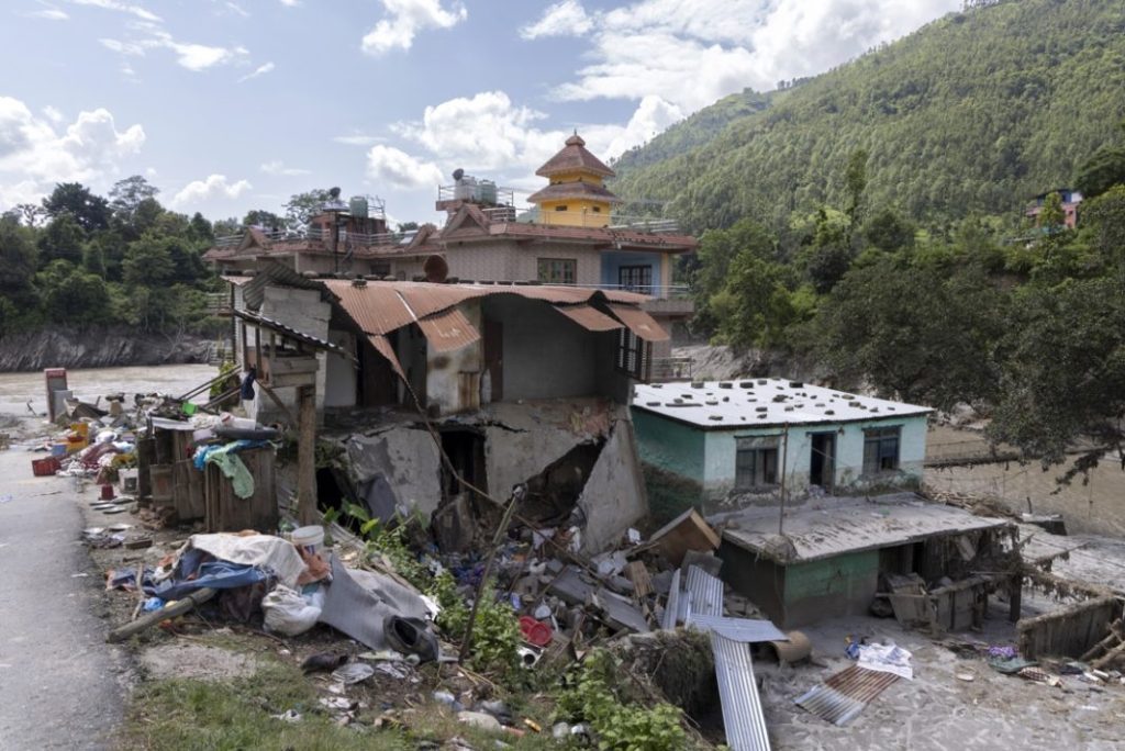 Se superan los 800 muertos a ambos lados de la frontera tras la riada en Nepal