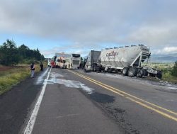 Fuerte accidente entre autobús de pasajeros y camión deja 21 lesionados en la carretera Tlaxco–Tejocotal