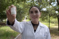 ALUMNA DE LA BUAP CREA UN PROTECTOR SOLAR EN POLVO PARA PIELES SENSIBLES