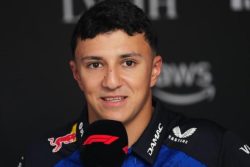 Isack Hadjar podría perderse el GP de España: Red Bull descarta riesgos por su lesión