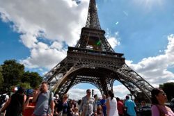 Director de la Torre Eiffel dimitirá por excluir a empleadas ante grupo hindú