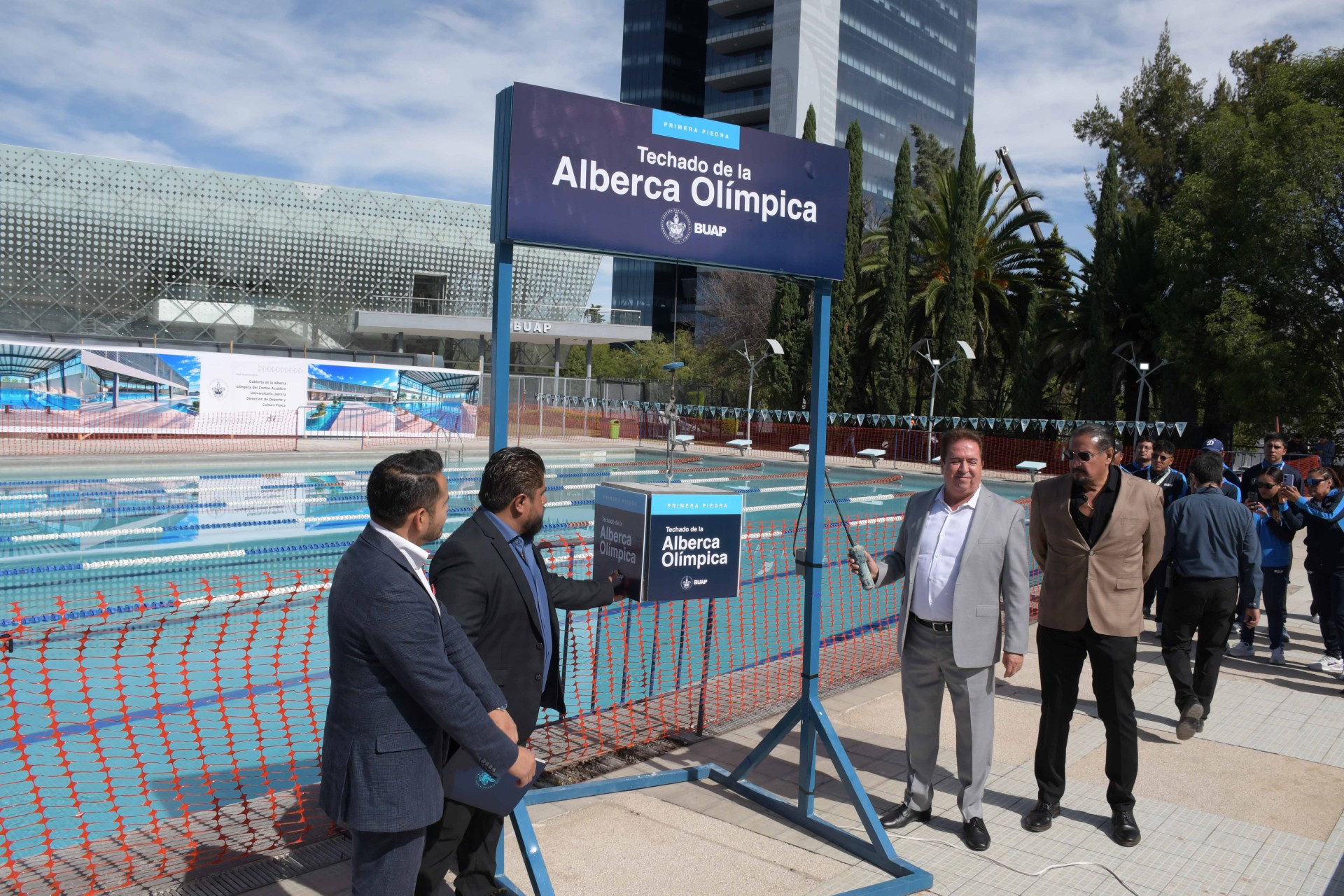 BUAP COLOCA PRIMERA PIEDRA PARA TECHADO DE LA ALBERCA OLÍMPICA