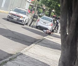 BALEAN A UN CUENTAHABIENTE TRAS ASALTO AFUERA DE SUCURSAL BANCARIA EN PUEBLA