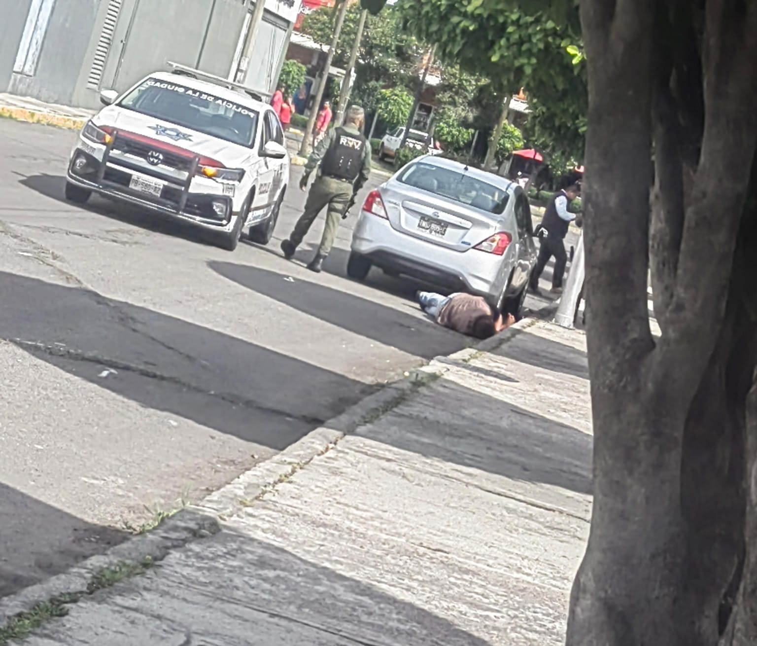 BALEAN A UN CUENTAHABIENTE TRAS ASALTO AFUERA DE SUCURSAL BANCARIA EN PUEBLA