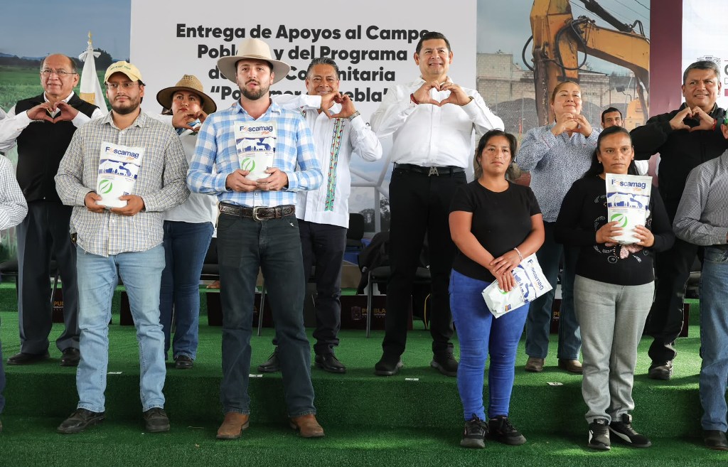 GOBIERNO ESTATAL ACERCA OBRA COMUNITARIA Y APOYOS AL CAMPO PARA TRANSFORMAR COMUNIDADES POBLANAS
