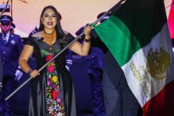 Ante una Plaza de la Concordia abarrotada, Tonantzin Fernández da el Grito de Independencia
