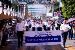 Encabeza Lupita Cuautle desfile cívico por CCXVI aniversario del inicio de la independencia