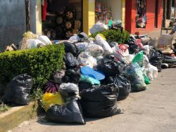En Huauchinango, autoridades invitan a respetar leyes y no tirar basura en las calles