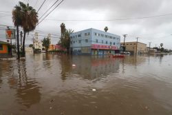 La tormenta Rachel tocó tierra en Baja California con fuertes lluvias y avanzó hacia EE.UU.