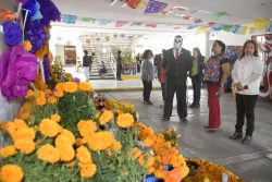 ESTUDIANTES DE LA BUAP PRESERVAN TRADICIONES DEL DÍA DE MUERTOS CON OFRENDAS MONUMENTALES