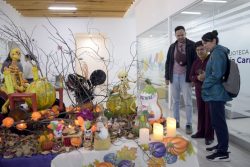 UNIVERSIDAD PARA ADULTOS DE LA BUAP CELEBRA DÍA DE MUERTOS CON EXPOSICIÓN DE CATRINAS Y CALABAZAS