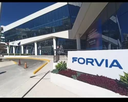 FORVIA despide a 3 mil trabajadores en Puebla; CROC admite que no frenó los recortes