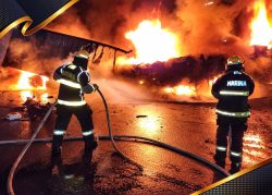 Personal naval del Departamento de Bomberos desplegó apoyo para sofocar incendios en Toluca de Lerdo y Ocoyoacac, Estado de México
