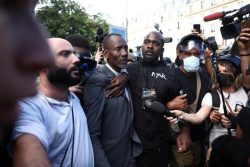 Policía agrede al alcalde de Saint-Denis; protestas estudiantiles se intensifican en Francia