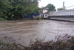 Desbordamiento del río Apatlaco inunda viviendas en Jojutla; rescatan a dos