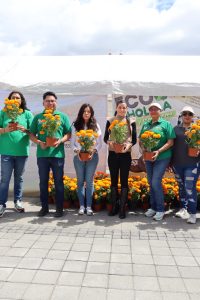 Carolina Fernández dona 100 flores de cempasúchil durante la 18.ª edición de EcoCholula